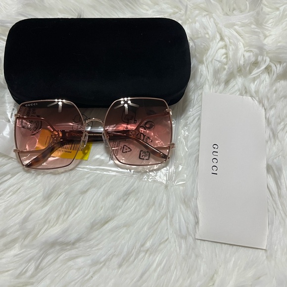 GUCCI Pink Gradient Butterfly Ladies Sunglasses
GG1564SA 004 61 Brand New main image 5